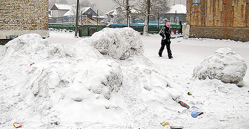 В этом году довольно рано завезли огромную машину снега и свалили между домами, где и елку поставить негде.