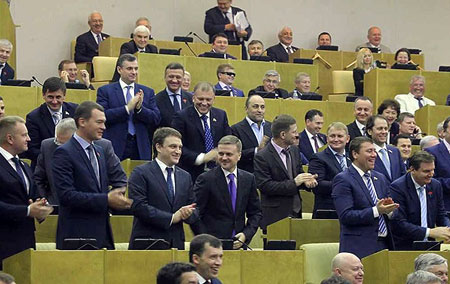 Депутаты Госдумы России стоя аплодируют победе Трампа