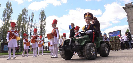 В Саратове пятилетних детей вывели на военный парад...