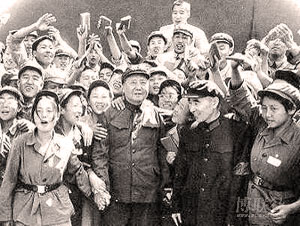 Товарищ Мао в окружении хунвэйбинов.