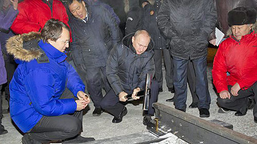 19 декабря в Туве Владимир Путин забил костыль в основание новой железной дороги Кызыл-Курагино