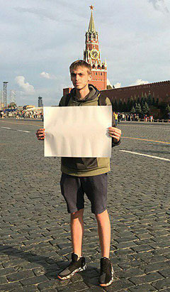 На Красной площади задержали журналиста Максима Кондратьева, который стоял в одиночном пикете с пустым листом бумаги