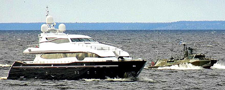 Противодиверсионный катер ВМФ России охраняет 40-метровую элитную яхту подруги президента