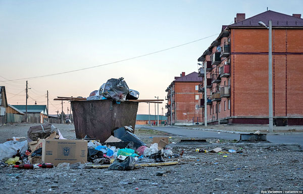 ...в плане мусора Кызыл не далеко ушёл от Читы. Люди натурально живут на свалках...