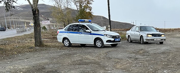 Экипаж полиции из автомобиля не вышел